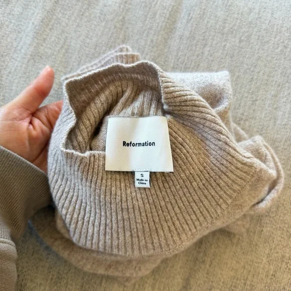 Reformation Arco Cashmere Sleeveless Turtleneck Sweater - Picture 4 of 6